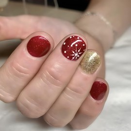 Christmas Press on Nails Short Square Fake Nails With Snowflake Designs Red Glitter Full Cover False Nails Xmas Glue on Nails Acrylic Stick on Nails Winter Artificial Nails for Women 24Pcs