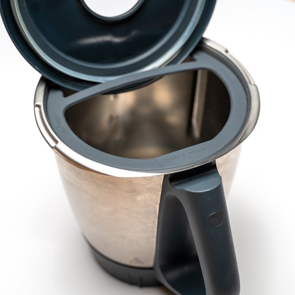 Lid holder and scraper aid compatible with Vorwerk Thermomix TM6