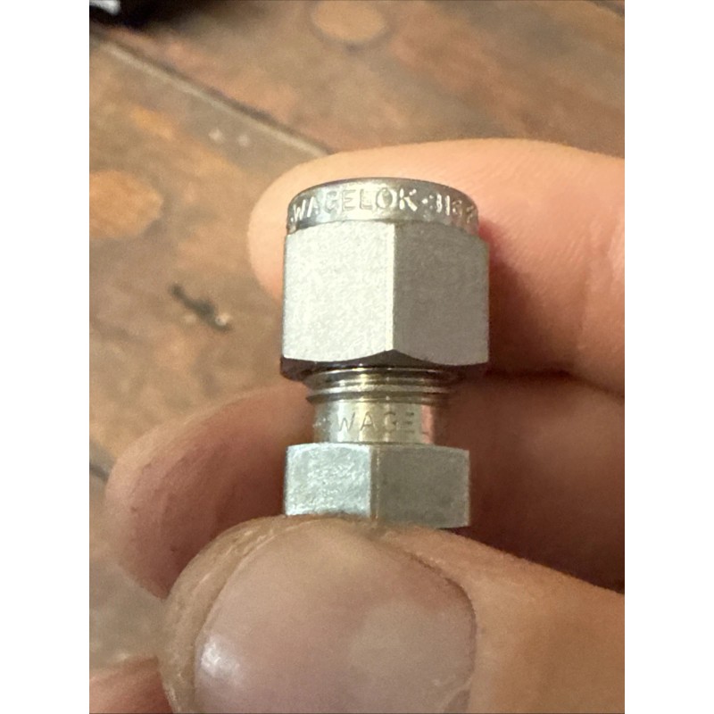 Swagelok SS-400-R-2 1/4 - 1/8" Stainless Steel Fitting Reducer Free