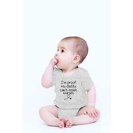 CBTwear I'm Proof My Daddy Can't Resist Enfermeras - Divertido papá a ser Regalos - Overol de una Sola Pieza para bebé, Gris Heather, 12 Meses