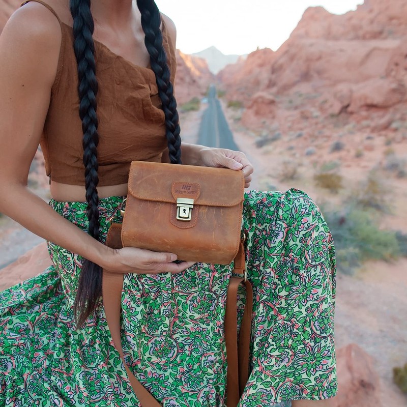 MegaGear MG1724 Pebble Genuine Leather Camera Case Bag for Instant