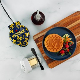 Uncanny Brands Michigan Wolverines Mini waflera – Pequeño aparato de cocina
