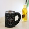 Taza de cerveza medieval con diseño de dragones renacentistas