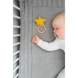 Kindsgut Crochet grasping toy with rattle made from 100% Oeko-Tex® certified cotton and wood, subtle colours and simple design, ideal for on the go for playing and support when teething, star