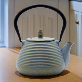 SECHUDO Teapot with Stainless Steel Infuser for Loose Tea, Cast Iron Tea Kettle for Stovetop Safe, Cast Iron Teapot Coated with Enameled Interior(33.8oz/1000ml)