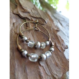 ༺ KLEINE, LEICHTE CREOLEN IN BRONZE MIT KLEINEN GLAS PERLEN ༻ kleine, runde Ohrringe in blau, grün oder silbergrau (Silber)