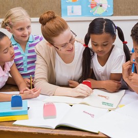 8 Piezas Sellos para Maestros, Sellos Personalizados Español con Bandeja de Almacenamiento, Juego de Sellos Escuela Autoentintados para Calificación, Comentarios Alentadores, Sello de Oficina