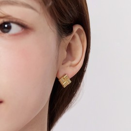 Gold&Deer 14KGF Goldfield Quilted Knit Square Earrings White Gold / 골드앤디어 14KGF 골드필드 퀼팅 니트 스퀘어 귀걸이 화이트골드