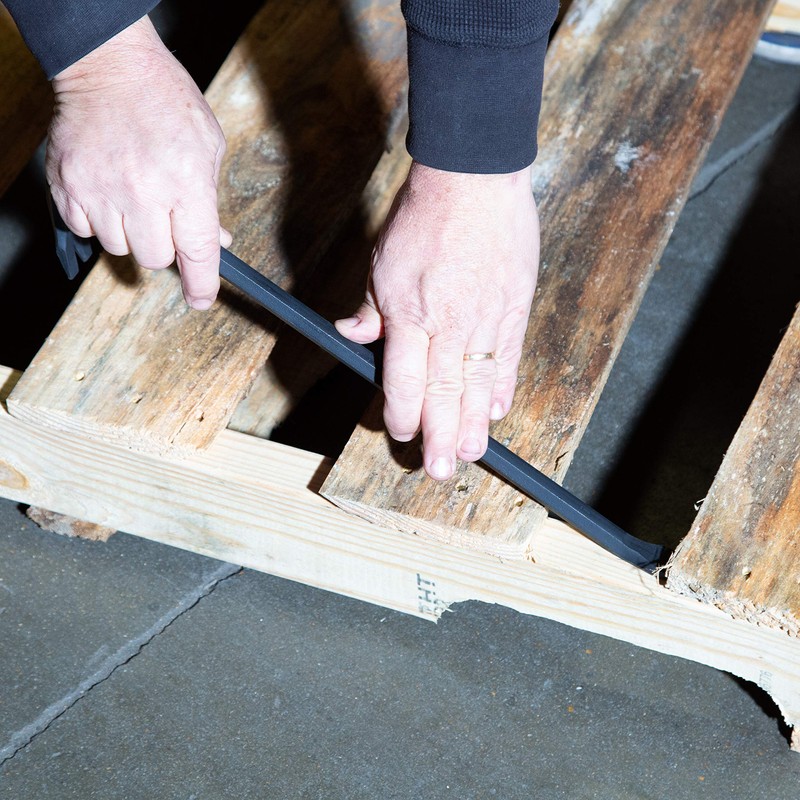 GreatNeck WR18 18-Inch Wrecking Bar, Pull Nails and Pry Apart