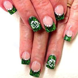 LPOODDNU Green French Tip Press on Nails Short Square St. Patrick's Day Fake Nails Glossy Green Glitter False Nails with Lucky Clover Designs Full Cover St. Patrick's Glue on Nails for Women 24Pcs