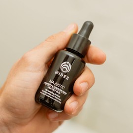 MAJESTIC. Vitamin C Serum für trockene Haut in Öl. Serum gegen Falten und Antioxidantien. Anti-Flecken-Gesichtsserum und reparierendes Serum mit 17 natürlichen Extrakten und 13 Bio-Ölen.