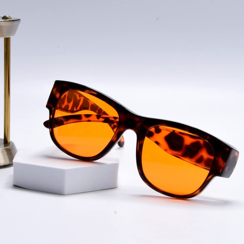 Se adapta a encima de la computadora anteojos con tintado