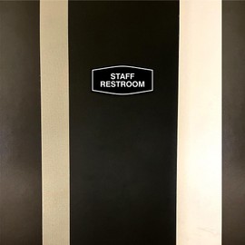 Signs ByLITA - Letrero de baño para personal de lujo (negro/plata), tamaño pequeño, 1 paquete