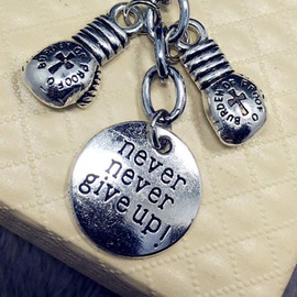 Garneck Never Never Give Up - Llavero de boxeo con guantes de boxeo