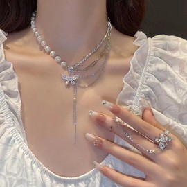 Yheakne Vintage Geschichteten Kristall Schmetterling Choker Halskette Silber Perle Schmetterling Y Tropfen Halskette Cz Schmetterling Quaste Kette Halskette Lange Kette Y Lariat Schmuck Für Frauen