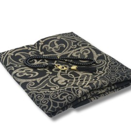 ZEMZEM ONLINE Muslim Prayer Rug & Prayer Beads Set with Gift Pouch Box - Janamaz, Sajadah, Muslim Rosary Tasbih, Islamic Gift Set for Her and Him Black SLT04