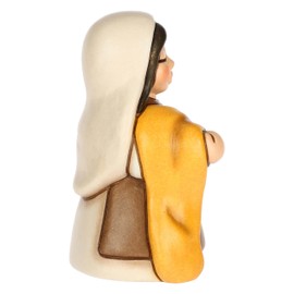 THUN, Venditrice di Stoffe Marrone in Ceramica di Alta Qualità, Collezione Presepe Classico, Statuine per Presepe di Natale da Collezione, 5,4 x 4,3 x 7,9 cm