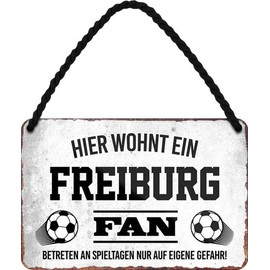 WOGEKA ART Retro Tin Sign – Here Lives a Freiburg Fan Football – Funny Saying Gift Idea Birthday Christmas Decoration 18 x 12 cm Vintage Design Hanging Sign Metal HS14