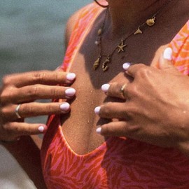 ALRNBY Gold Charm Choker Necklace for Women Initial Boho Necklace Bubble Letter A-Z Pendant Shell Starfish Necklace Beach Necklace (D)