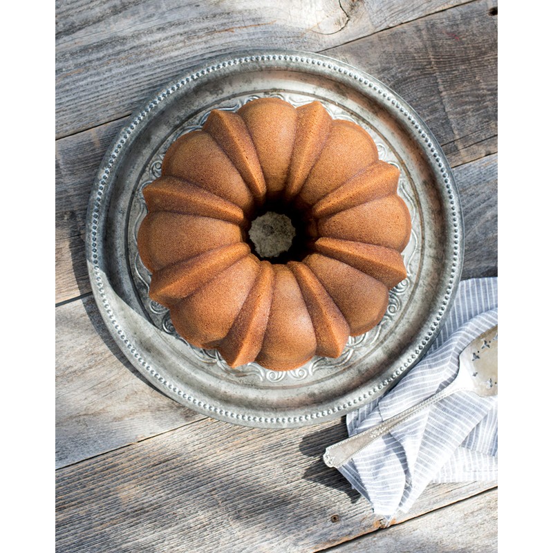 Nordic Ware Original Bundt, 12-Cup, Bronze
