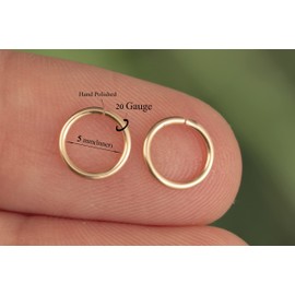 5 mm goldene Knorpelnase Helix Tragus Mini Huggie Creolen in 14 Karat goldgefülltem, eng anliegendem goldenem Nasenring (Gold, 5 mm, 20 Gauge / 1 Paar)