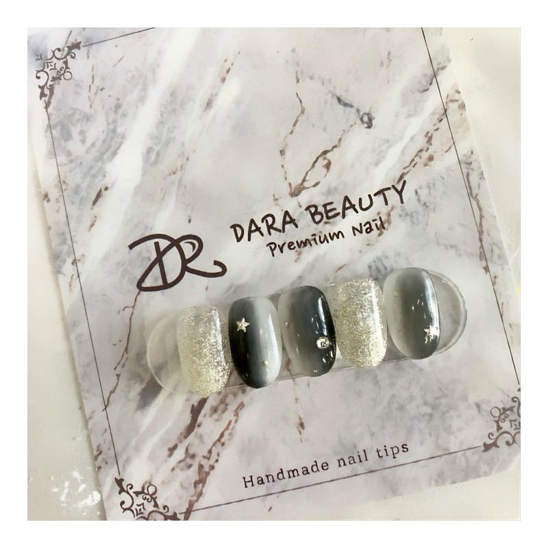 Dara Beauty February Art of the MonthBlack Vertical Gradient Nail❣