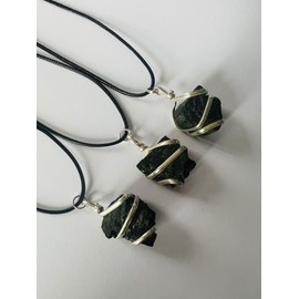 KRISTALGLOBE Raw Black Tourmaline Crystal Healing Pendant Necklace-Crystal healing jewellery-Healing crystal pendant necklace(18'' Black Cord Chain)