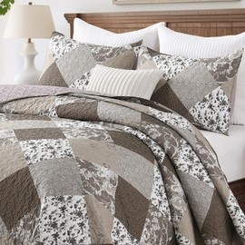 HIARUO Quilt Set King Size 3 Pieces Floral Patchwork Comforter Bedspread Boho Plaid Coverlet Reversible Lightweight Farmhouse Bedding with 2 Pillow Covers Shams for All Season, Brown