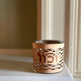 Yahrzeit Candle Holder - Handcrafted Maple Wood and Glass, Hebrew Yizkor Design, Star of David Pattern