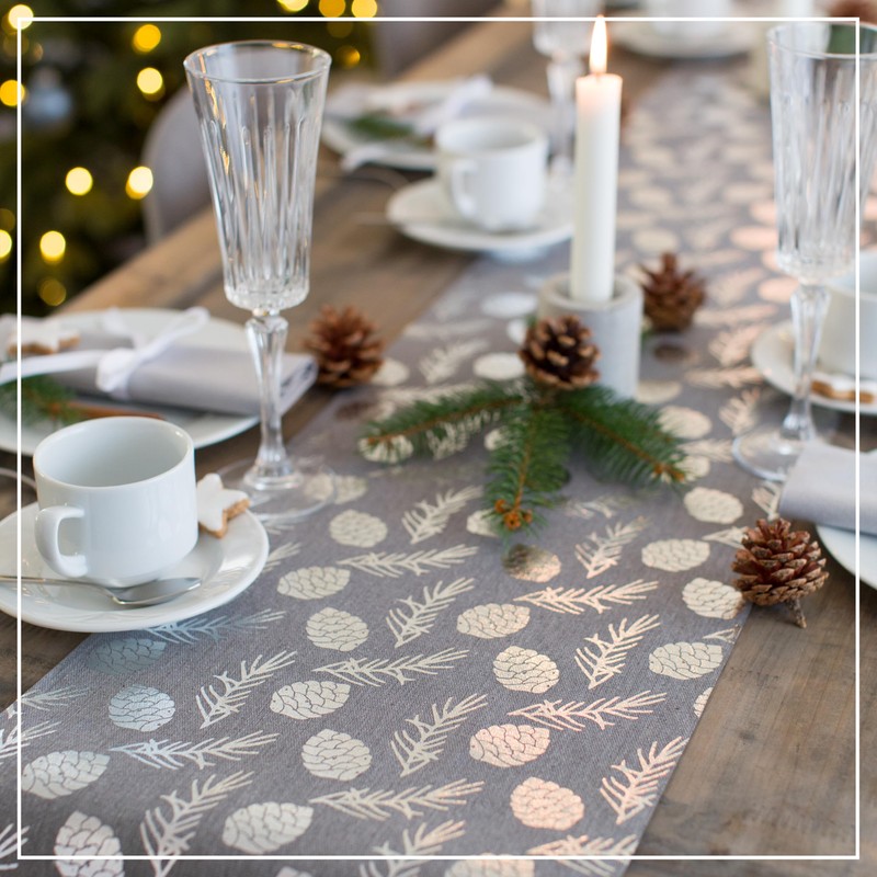 100%Mosel Table Runner Linen Look Grey, Pine Cones in Silver,