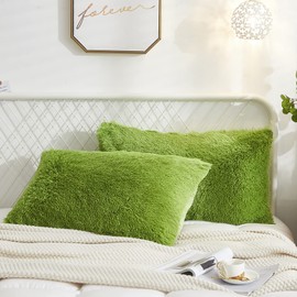 Uhamho Set of 2 Faux Fur Throw Pillow Covers Soft Velvet Decorative Pillowcases Zipper Closure (Apple Green, 20"x26")