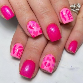 24Pcs Valentine’s Day Press on Nails Red Fake Nails Short False Nails with Pink Heart LOVE Designs Square Glue on Nails Pink Stick on Nails Full Cover Love Acrylic Nails Glossy Cute Artificial Nails