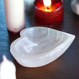 Selenite Crystal Bowl Heart Shape Natural White Crystal Charging Bowl Ritual Meditation Healing Crystal Dish Home Decoration Gift 10cm