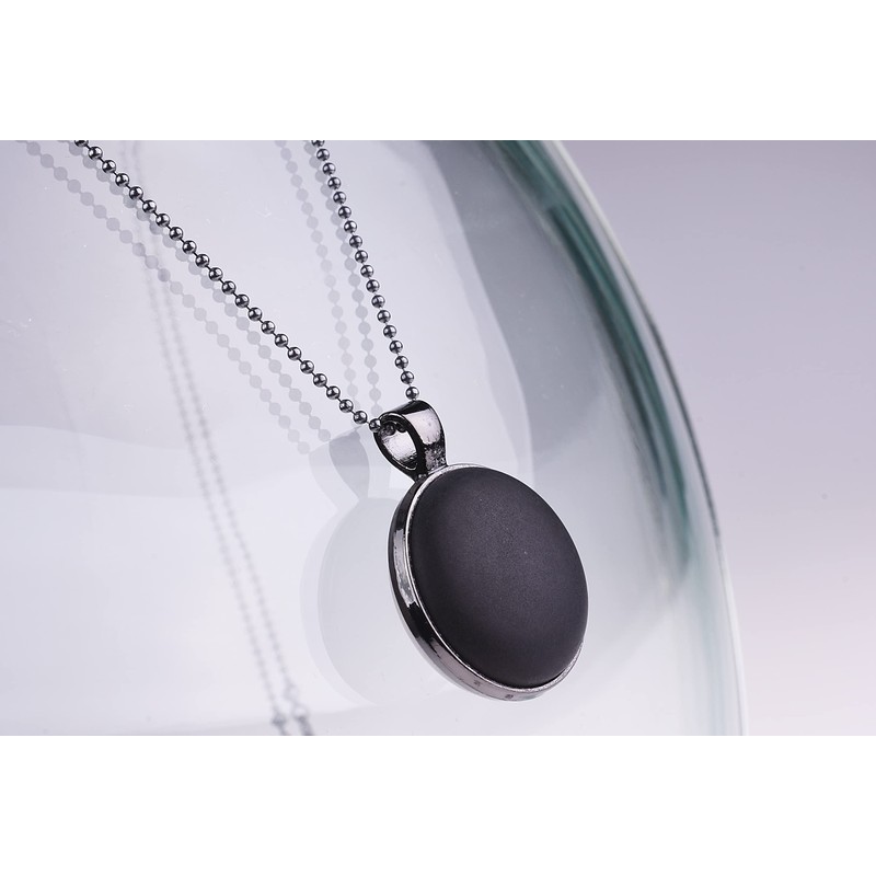 Long chain 'Frieda', 2 Polaris cabochons in a double-sided black