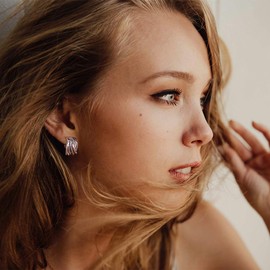 Mytys Two Tone Huggie Hoop Earrings Cross Over Design Twisted Rope Silver Gold Statement Wide Band Clip On Hoops for Women Fashion Jewelry Gift (Rose Gold & Silver)