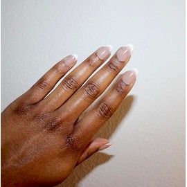 Uñas postizas Clean Girl French Almond – Base nude suave con puntas blancas, acabado brillante, set de 24 piezas