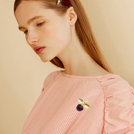 Enamel Cherry Fruit Brooch Pin for Women Girls Gold Tone Crystal Fashion Green Leaf Cute Brooches Lapel Breastpin Dainty Creative Dress Accessories Christmas Birthday Party Decor Jewelry