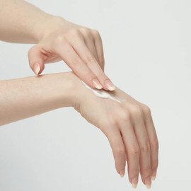 Mario Badescu Crema hidratante para manos secas y agrietadas, cuidado de manos con menta revitalizante, se absorbe rápidamente, no grasa y proporciona una hidratación ligera, 118 ml