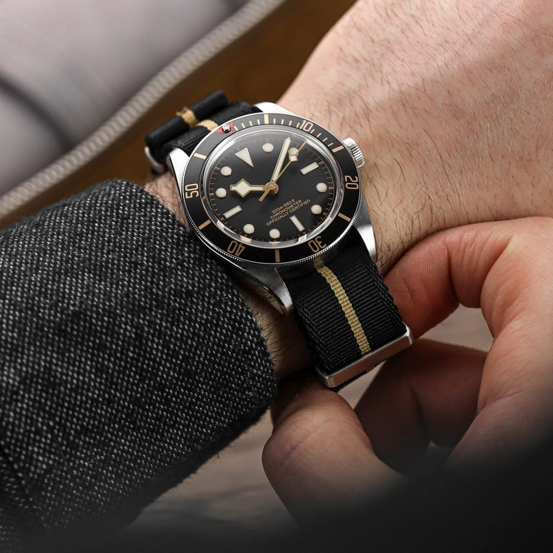 [WatchGecko] ウォッチゲコ スイスクオリティー・ミリタリーナイロン時計バンド －スタイリッシュ － 耐久性 ブラック＆ベージュ - 19mm