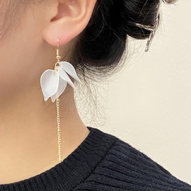 Inateannal Vintage Acrylic Flower Petal Drop Earrings Gold Long Tassel Chain Earrings White Resin Flower Hook Earrings Wedding Flower Earrings Jewelry for Women and Girls