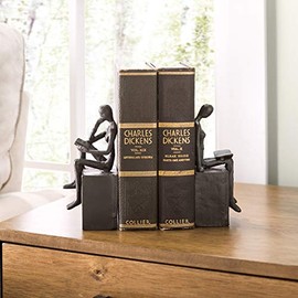Danya B. Estante decorativo de metal y arte – set de soportes de libros decorativos de hierro fundido – hombre y mujer leyendo en un bloque