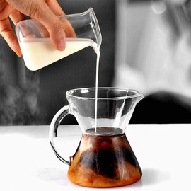 Joyzan Milk Frother Cup, Glass Espresso Steaming Pitcher Coffee Measuring Triple Jug Small Frothing Creamer Mixing Pitcher Measurement Scales Heat Resistant 100ml Kitchen Restaurant Cappuccino Latte
