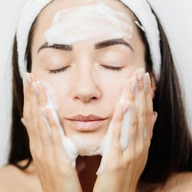 Serious Skincare - Lavado facial de retinol suave y exfoliante - Gel hidratante para la piel para limpiar la espuma - Aclarar poros - Elimina maquilla