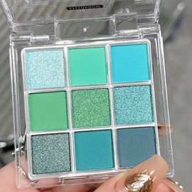 MEICOLY Paleta de sombras de ojos verde brillante de 9 colores, sombra de ojos verde para maquillaje navideño, adornos para calcetines navideños,...  