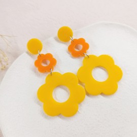 Fuvirou Acrylic Flower Earrings for Women Double Daisy Drop Earrings Boho Resin Flowers Floral Earrings Y2k Yellow White Flowers 60/70s Statement Earrings (yellow)