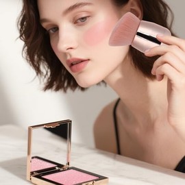 Brocha angular para colorete, brocha para contorno, brocha para polvos: herramientas de maquillaje suaves y portátiles que recogen fácilmente los polvos sueltos.