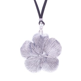 NILUXE DESIGN -Große Damenhalskette mit Blumenanhänger – Silber- oder goldfarbener Blumenanhänger – Großer Blumenanhänger – Große Damenhalskette – Mit Wildleder (Silber - Schwarzes Wildlederband)