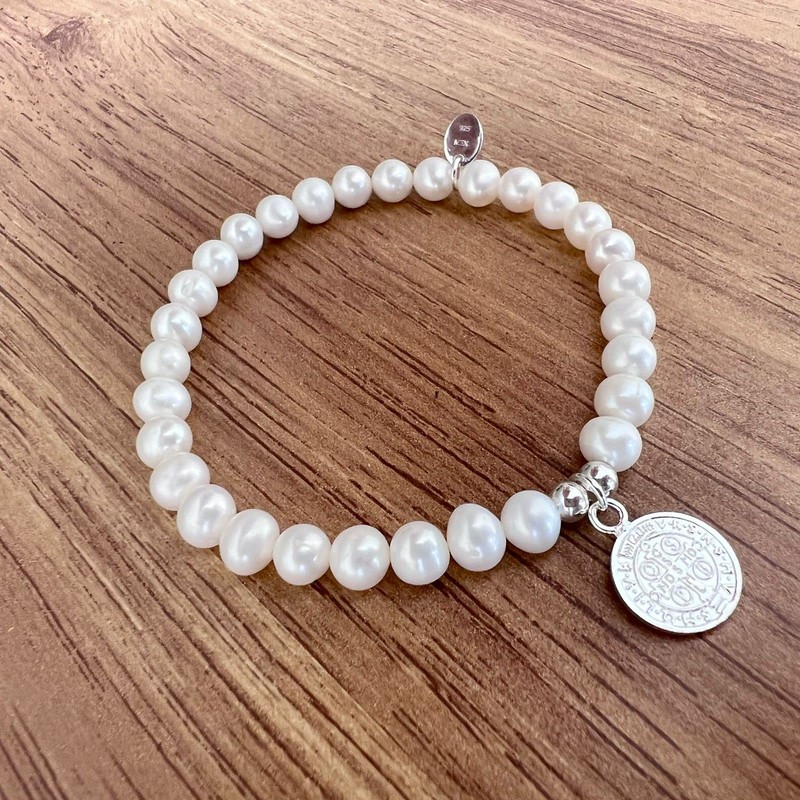 Agálea | Pulsera de Perlas naturales con dije de San