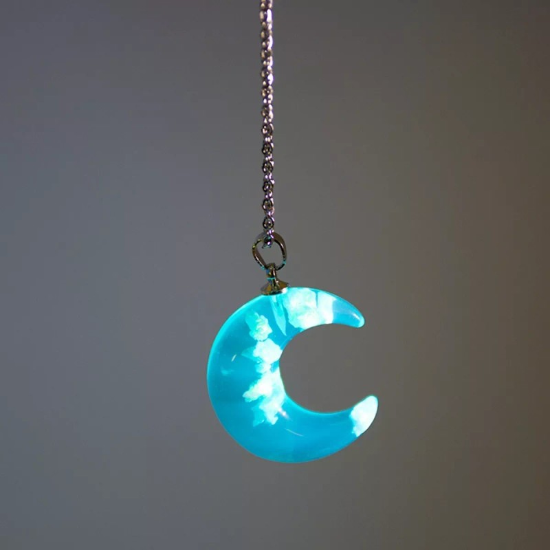 Universo en Linea Collar Dije Media Luna Nubes Brilla Oscuridad