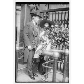 HistoricalFindings Photo: Farrar,Women,Group Portraits,Dress Clothes,Fur Lined Coats,Steps,Flowers,Hats 1